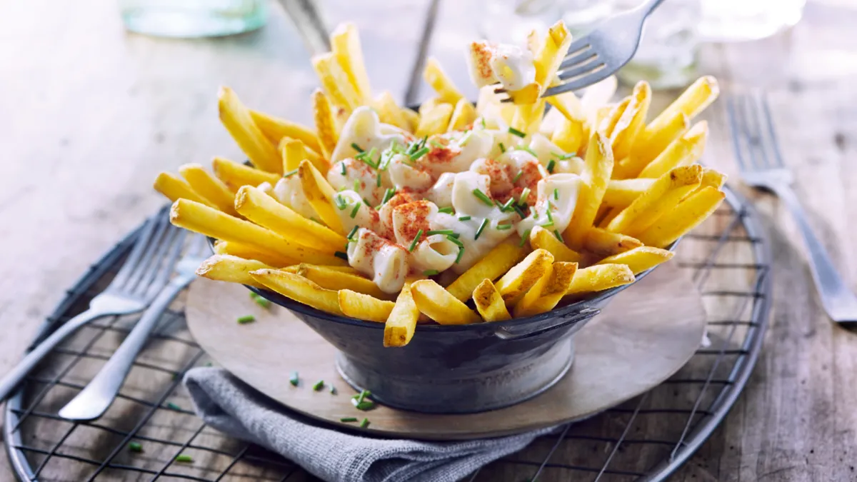 Mac ’n Cheese Smothered Fries_1280x853px_E_NR-5385